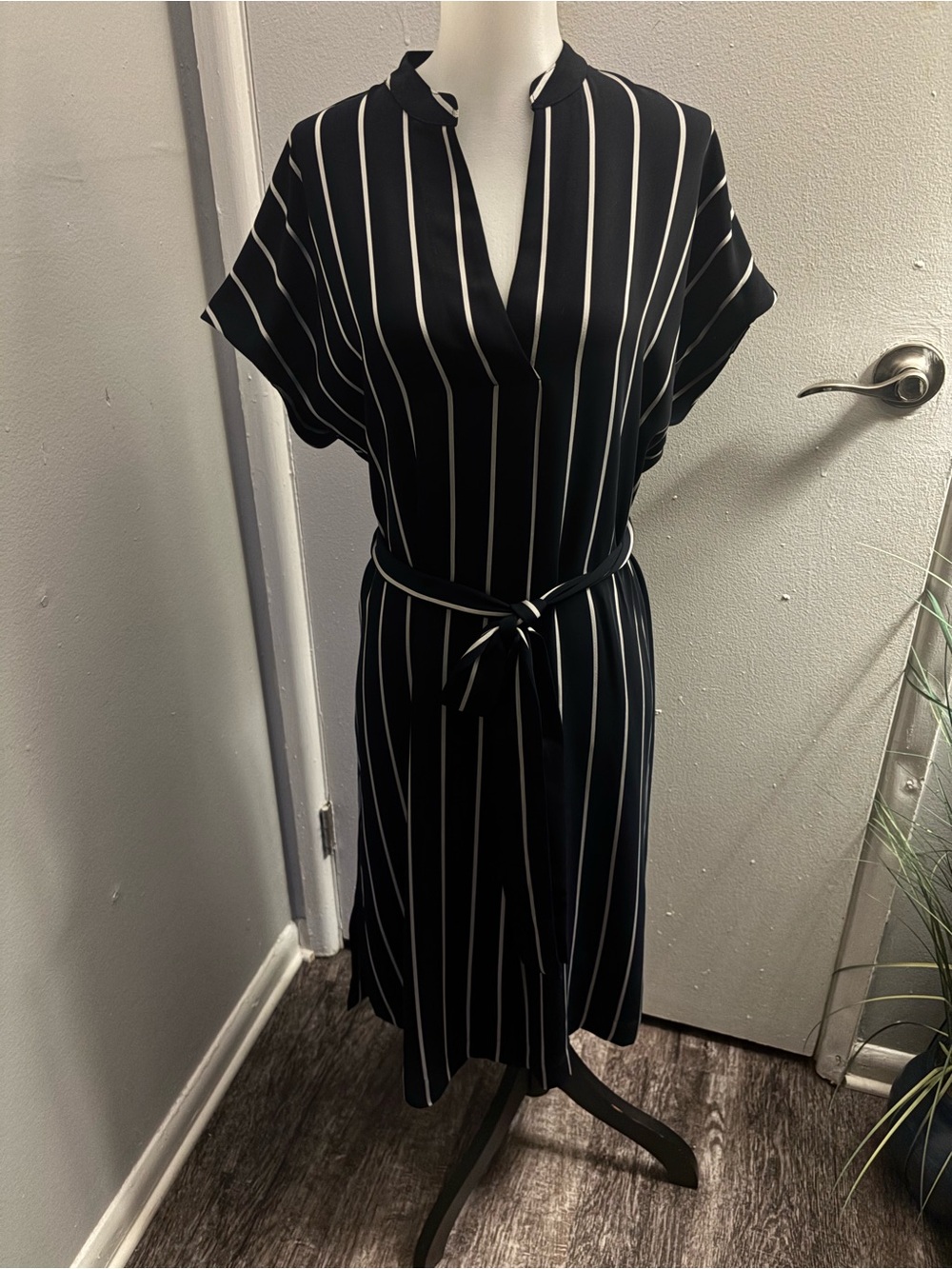 NWOT!! Ann Taylor Navy & White Belted Shift Dress with Batwing Short Sleeves - Picture 2 of 9